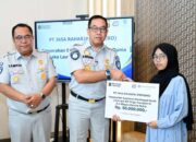 Jasa Raharja Serahkan Santunan kepada Dua Ahli Waris Korban KM Virgo Transport 8 di Jawa Barat.