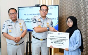 Jasa Raharja Serahkan Santunan kepada Dua Ahli Waris Korban KM Virgo Transport 8 di Jawa Barat.