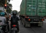 Jangan Berhenti Tepat di Samping Kendaraan Besar