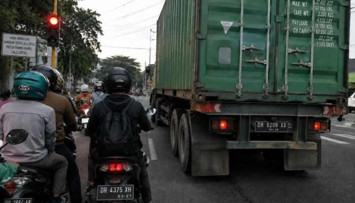 Jangan Berhenti Tepat di Samping Kendaraan Besar
