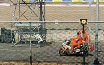 Dua orang marshal mengendarai sepeda Honda ADV sebagai kendaraan operasional selama penyelenggaraan MotoGP Mandalika pada 9-11 Oktober 2026.