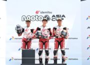Pebalap binaan Astra Honda, Resky Yusuf Hermawan (kiri) meraih podium kedua pada Race 2 Idemitsu Moto4 Asia Cup (IM4AC) 2026 di Mandalika, Minggu (11/10).