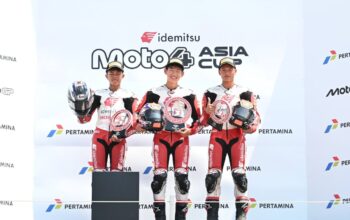 Pebalap binaan Astra Honda, Resky Yusuf Hermawan (kiri) meraih podium kedua pada Race 2 Idemitsu Moto4 Asia Cup (IM4AC) 2026 di Mandalika, Minggu (11/10).